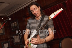 steve-vai_guitaretv_5356